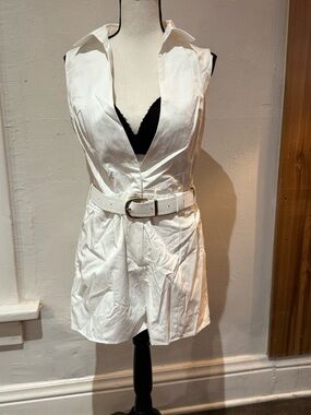 NWT Sleeveless Belted V-Neck Romper
